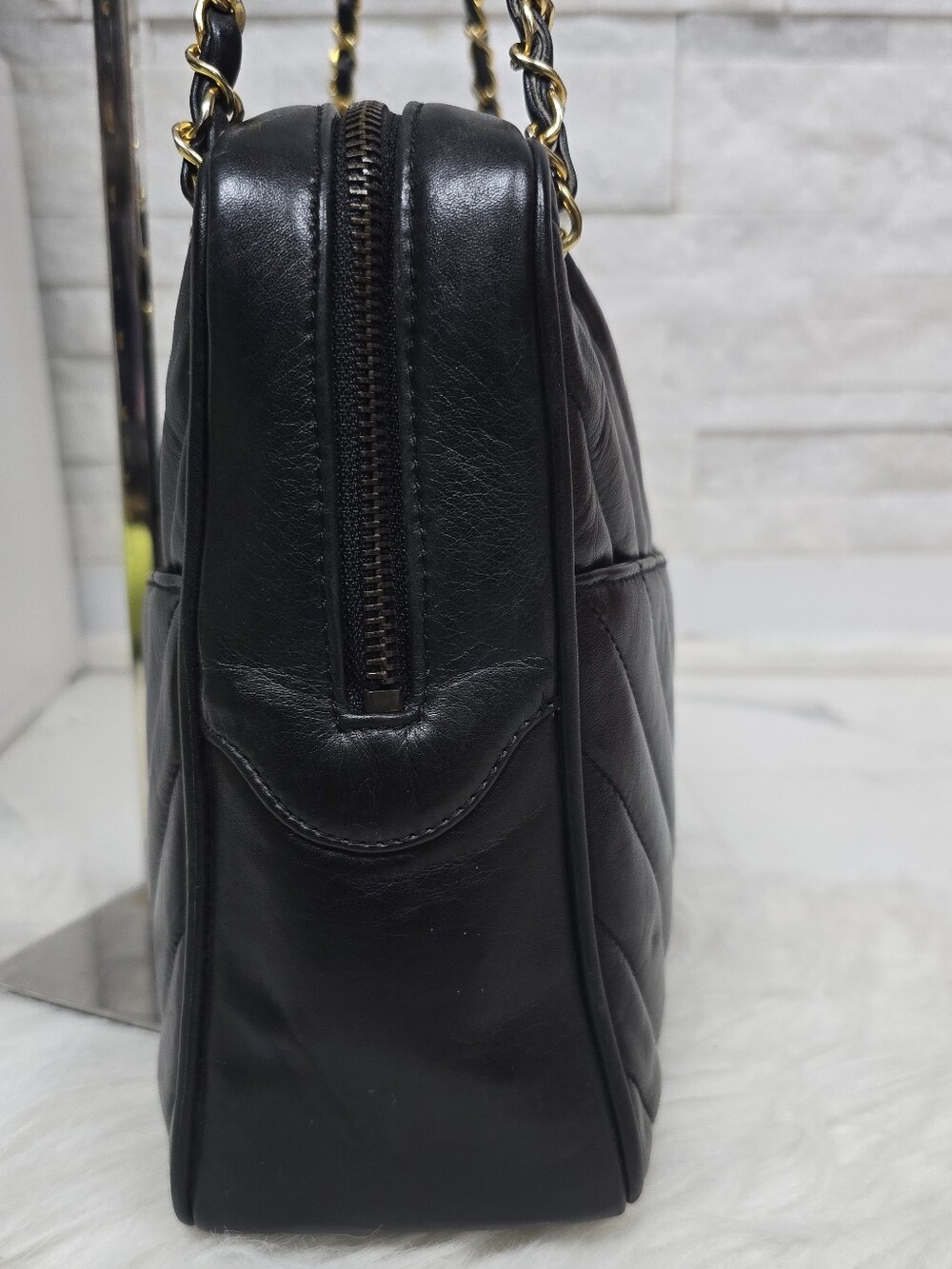 Chanel Black Quilted Leather Shoulder Bag with Gold Chain - Picture 3 of 12